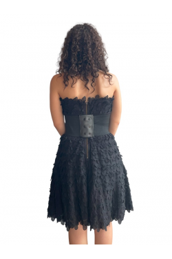 Petite robe noire froufroutée de dos