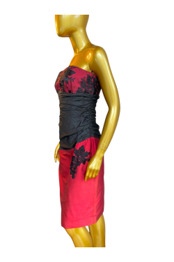 Robe de soirée rouge et noire de profil en location