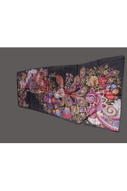 Foulard grand format Folkloric Masterpiece de Freywille à louer