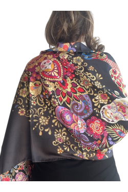 Foulard à porter sur une robe - Folkloric Masterpiece de Freywille en location