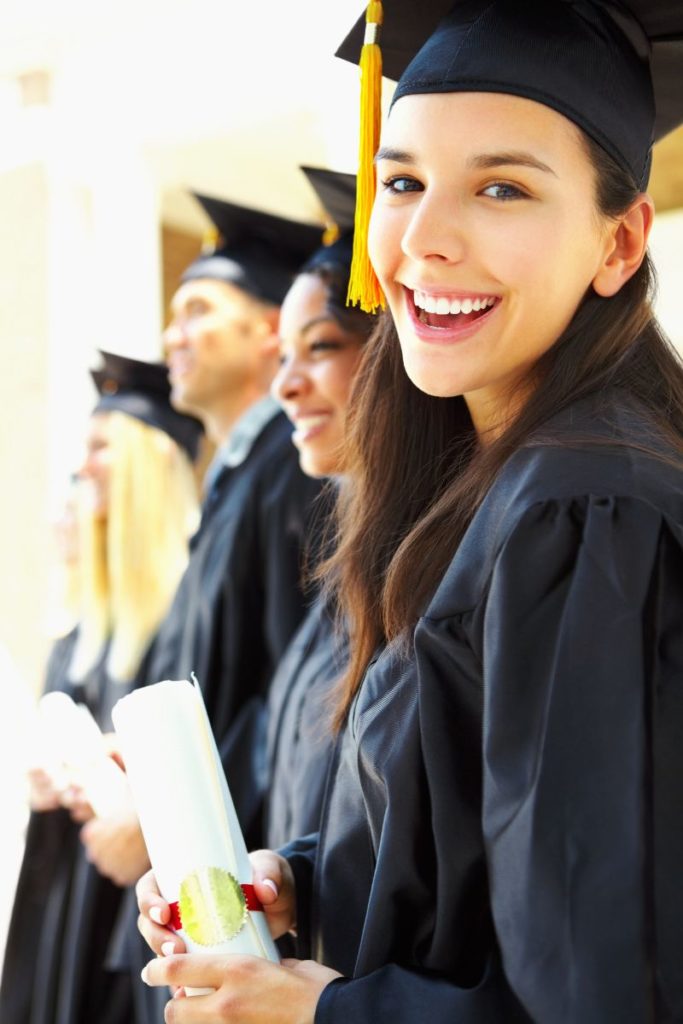 Remise de diplôme avec tenue toge noire