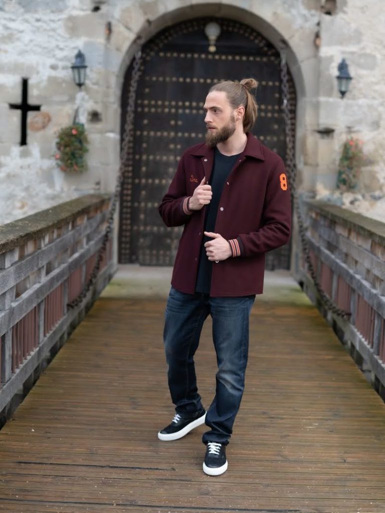 jean Gucci disponible à la location de vêtements pour hommes