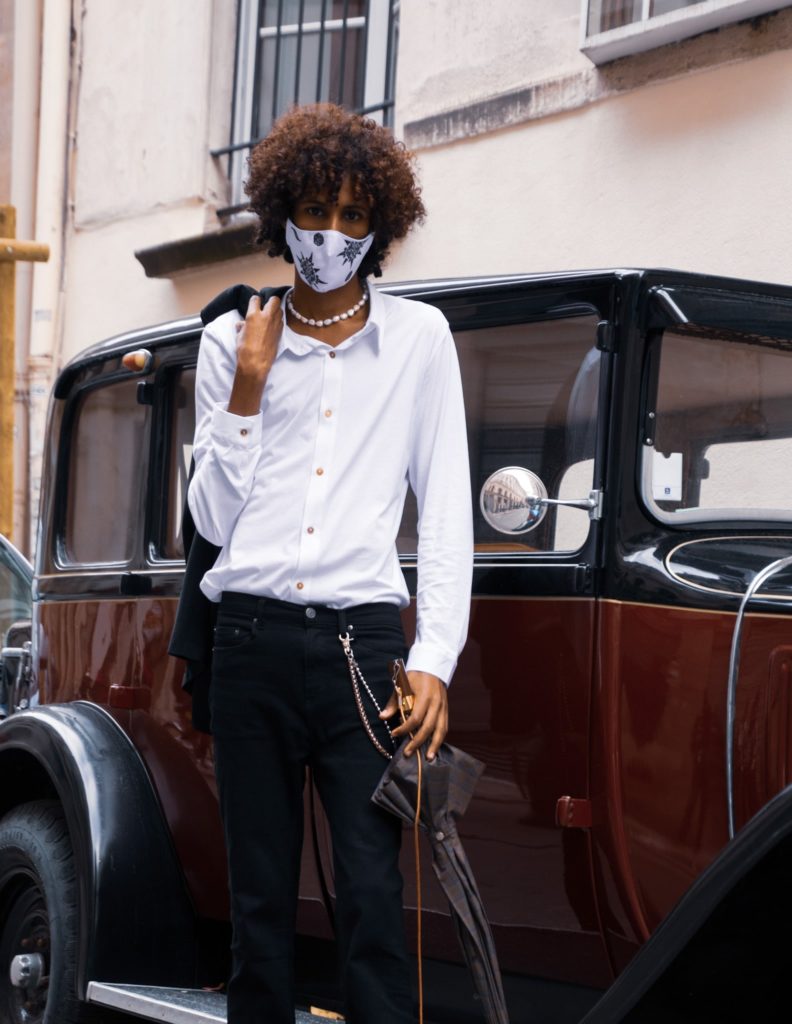 La chemise blanche Uyuni Palasaña 
dispo à la location de vêtements pour hommes