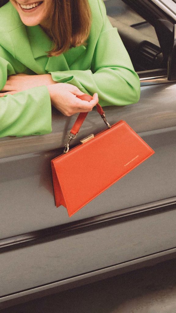 Sac JAY orange de chez Tammy et Benjamin idéal pour compléter des tenues d'été. 