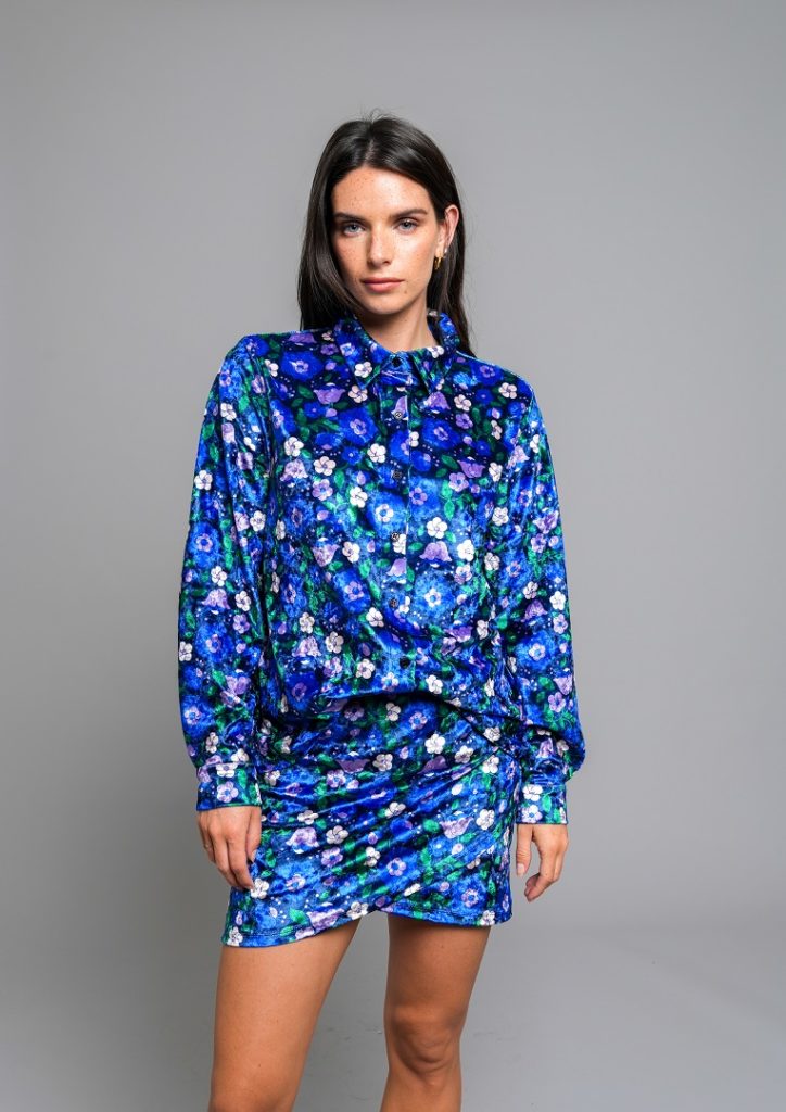 Ensemble velours bleu à fleurs de chez Bizance 