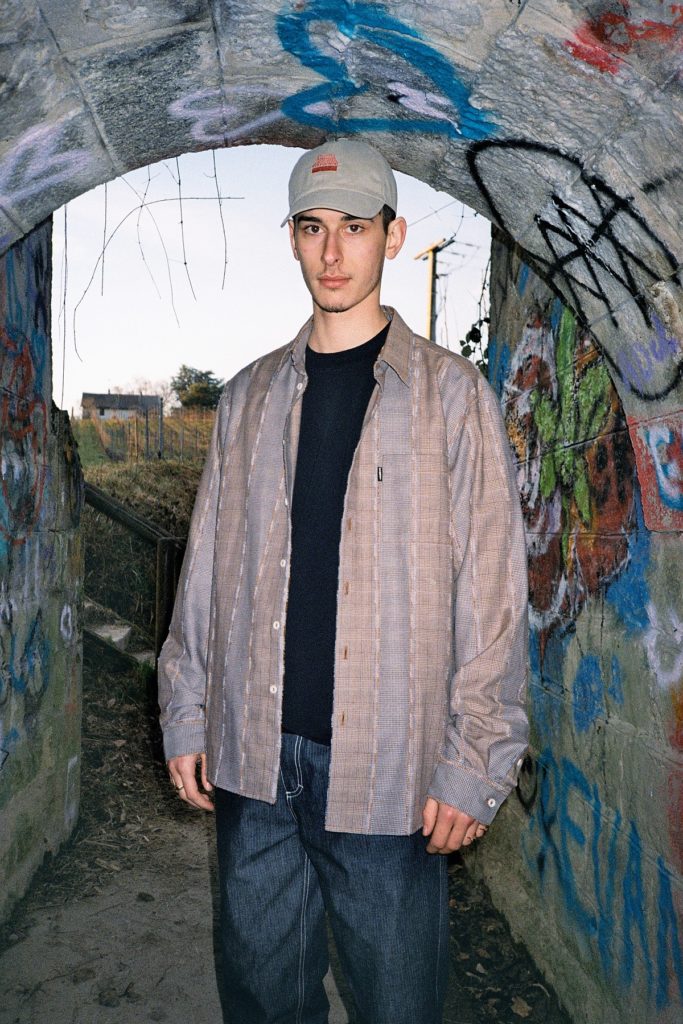 La chemise reworked handsooth oversize shirt de chez CREST dispo à la location de vêtements pour hommes