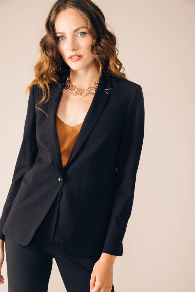 tenue de bureau femme veste Paris noir 
