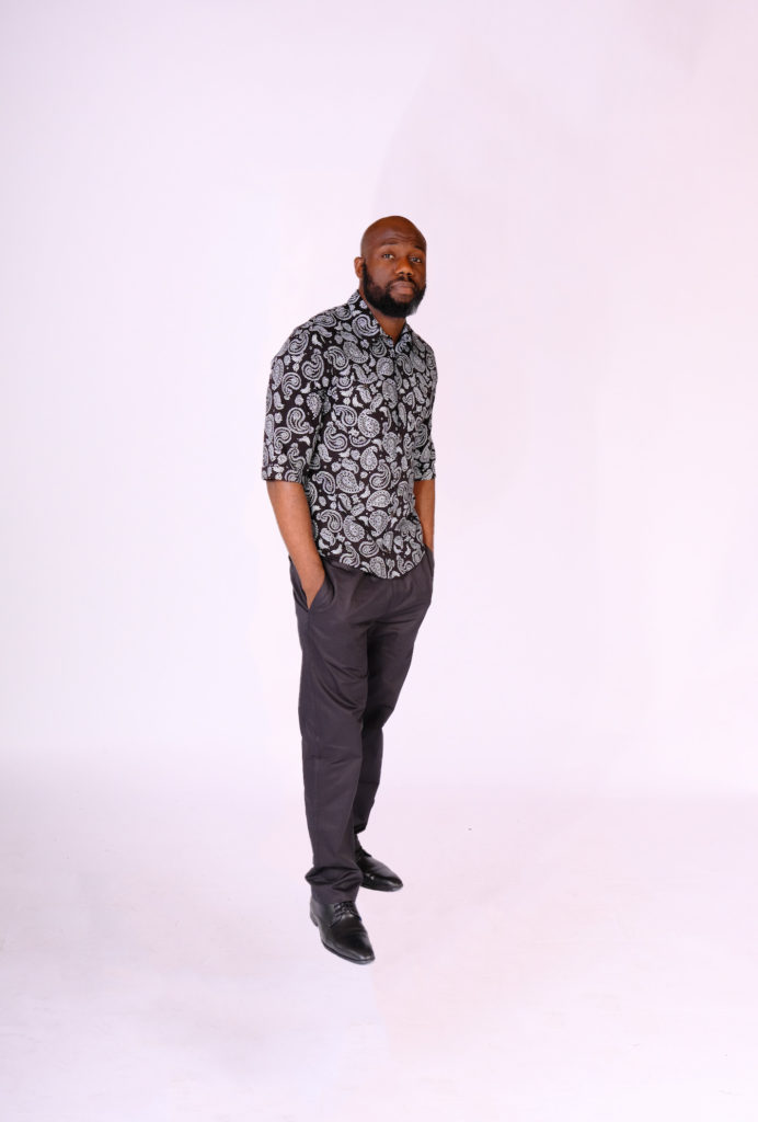 chemise Khuna noire disponible à la location de vêtements pour hommes