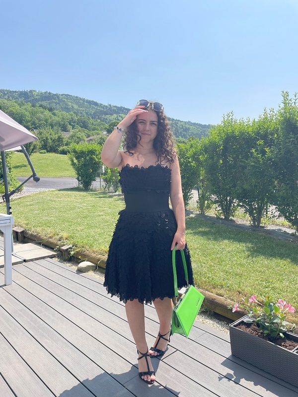 La location de robes de soirée, la robe noire froufroutées 
