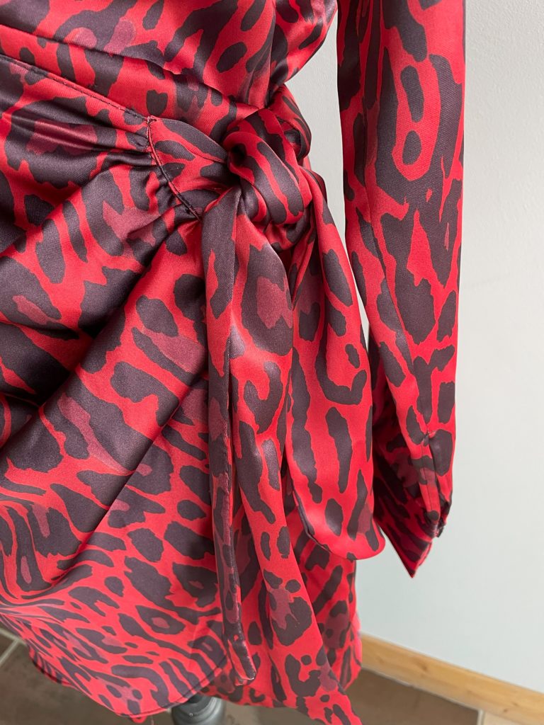 la location de vêtements, la robe léopard rouge 