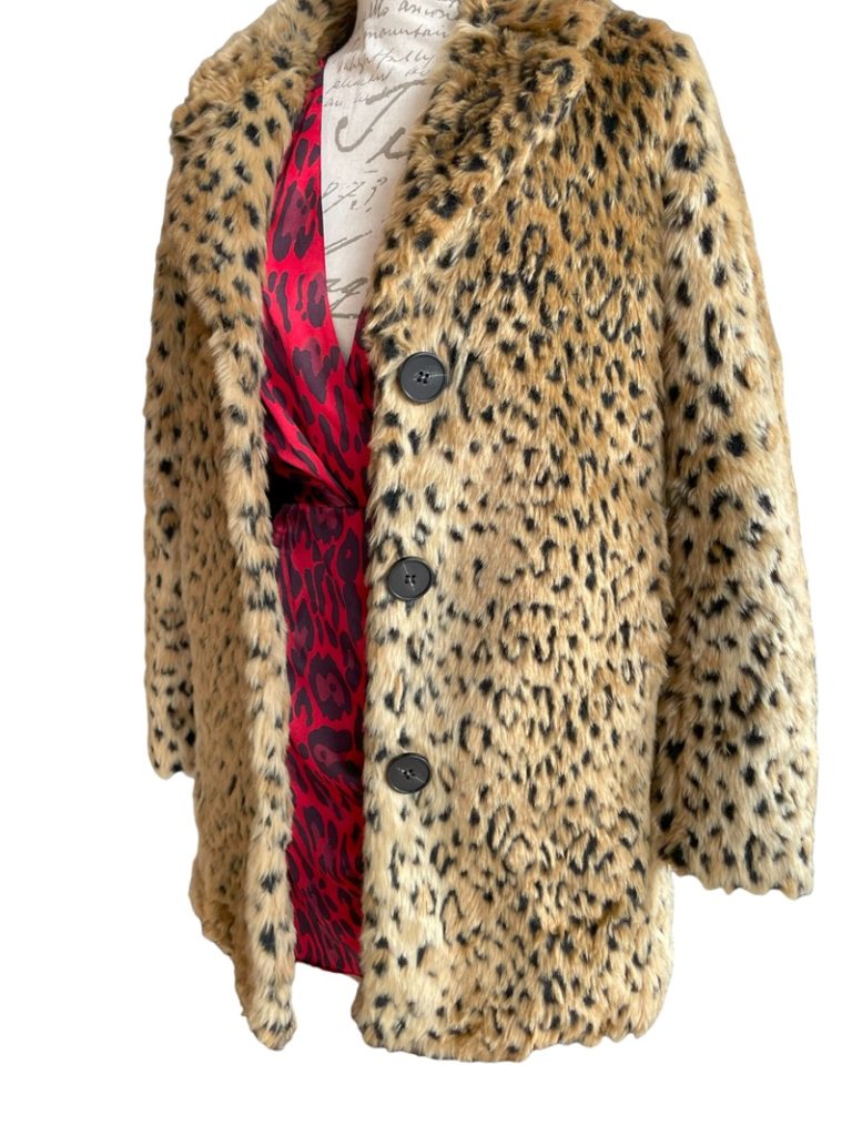 la location de vêtements, veste léopard