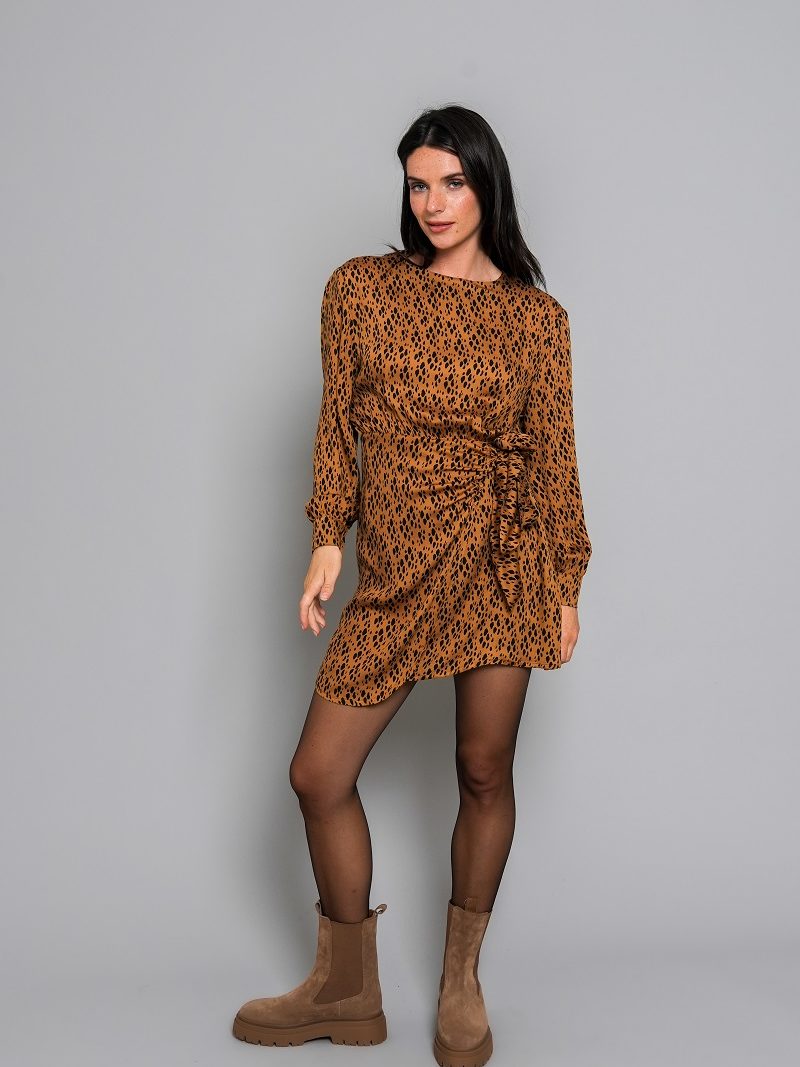 la location de vêtements, la robe rime Léo
